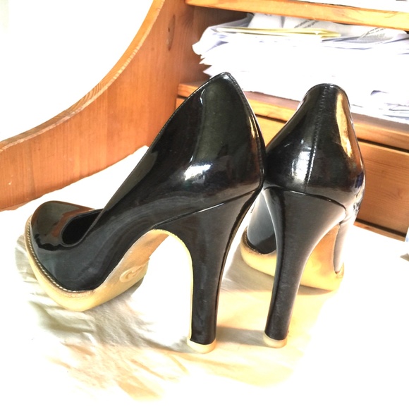GUCCI PATENT LEATHER BLACK PUMPS WITH BEIGE RUBBER HEELS MADE IN ITALY SIZE 35-5 - Picture 4 of 10